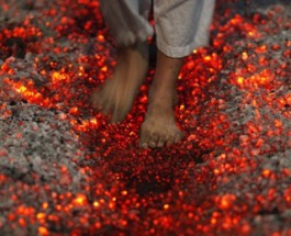 CAMMINARE SUL FUOCO: FIREWALKING